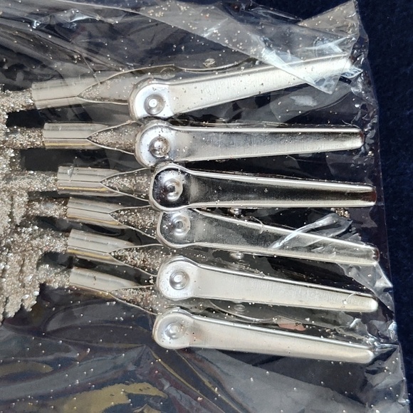 New Gold Tone Glitter Leaf Clips - Picture 5 of 7